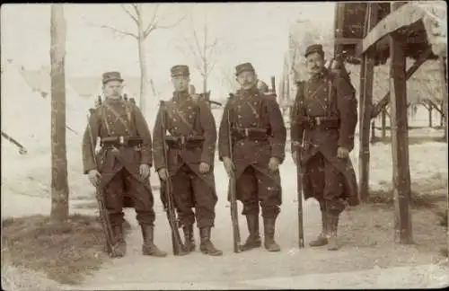 Foto Ak Paris, Französische Soldaten in Uniformen, I WK