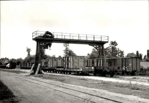 Ak Französische Eisenbahn, Bahnhof, Güterzug, Brücke