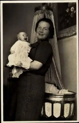 Ak Prinzessin Juliana der Niederlande mit Prinzessin Beatrix, Wiege