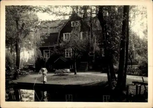 Ak Burg im Spreewald, Gasthaus Waldschlösschen, Spreewälderin in Tracht