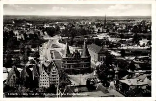 Ak Lübeck in Schleswig Holstein, Blick von der Petrikirche auf das Holstentor, Platz