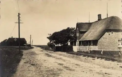 Foto Ak Deutschland, Straße, Reetdachhaus