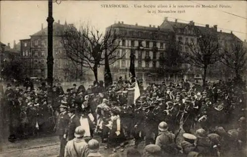 Ak Strasbourg Bas Rhin, Une Societe allant a rencontre du Marechal Petain 1918