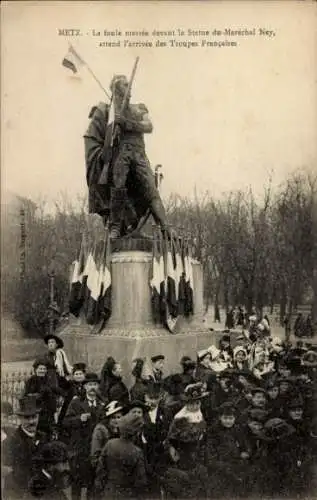 Ak Metz-Moselle, Statue von Marschall Ney, Warten auf den Einzug der fanzösischen Truppen