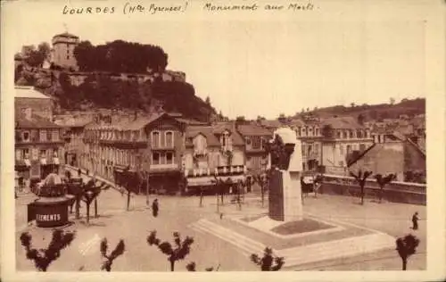 Ak Lourdes Hautes Pyrénées, La Place Peyramale et le Chateau Fort
