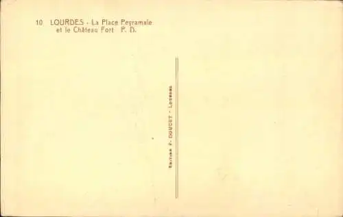 Ak Lourdes Hautes Pyrénées, La Place Peyramale et le Chateau Fort