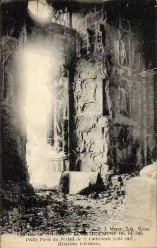 Ak Reims Marne, Kathedrale, Petite Porte du Portail, zerstörtes Inneres, 1. Weltkrieg, Bombardierung