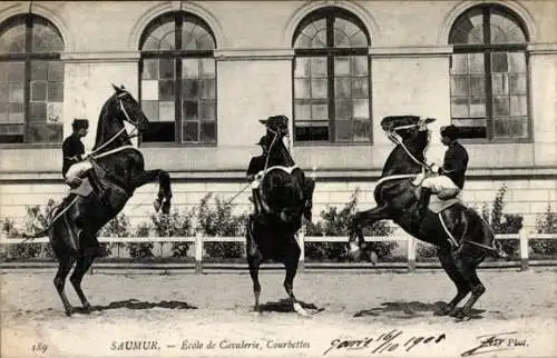 Ak Saumur Maine et Loire, Ecole de Cavalerie, Courbettes