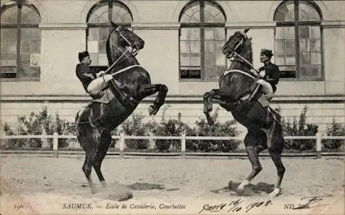 Ak Saumur Maine et Loire, Ecole de Cavalerie, Courbettes