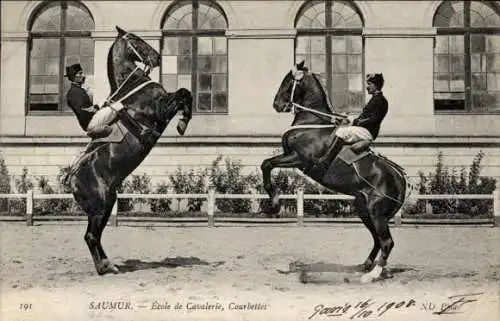 Ak Saumur Maine et Loire, Ecole de Cavalerie, Courbettes