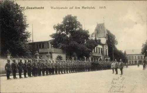 Ak Geesthacht an der Elbe, Wachtparade auf dem Marktplatz 1915