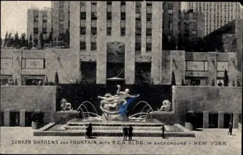 Ak New York City USA, Sunken Gardens und Fountain mit RCA-Gebäude