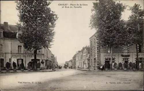 Ak Cholet Maine et Loire, Place de la Gare et Rue du Paradis