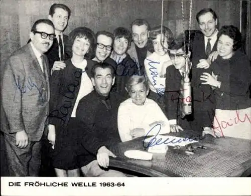 Ak Schauspielerinnen und Schauspieler, Gruppenbild von Die fröhliche Welle 1963-64, Autogramm