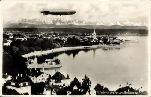 Ak Friedrichshafen am Bodensee, Zeppelin über der Stadt, Kirchturm