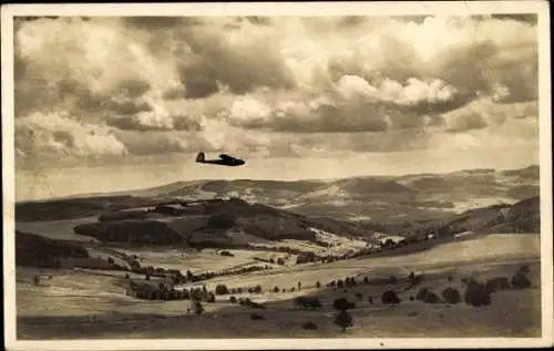 Ak Gersfeld in der Rhön Hessen, Wasserkuppe, Segelflugzeug über dem Fuldatal