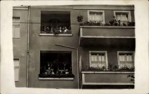 Foto Ak Berlin, Wohnhaus, Anwohner auf Balkonen