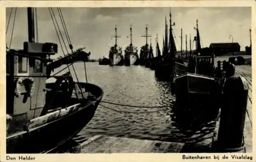 Ak Den Helder Nordholland Niederlande, Außenhafen beim Fischabschlag, Fischerboote