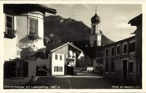 Ak Oberammergau in Oberbayern, Teilansicht, Kirchturm, Labergebirge