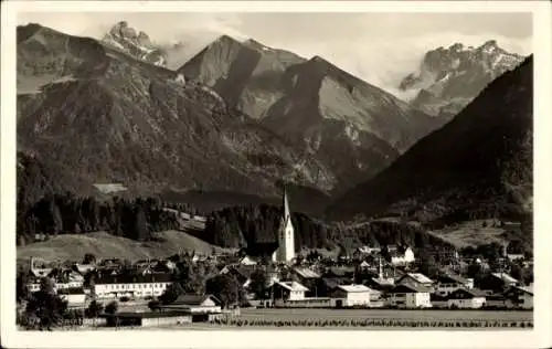 Ak Oberstdorf im Oberallgäu, Totalansicht, Kirchturm, Gebirge