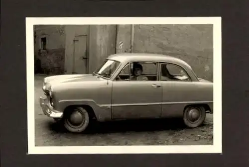 Foto Mann in einem Automobil, Ford Taunus