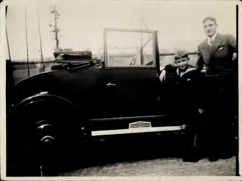 Foto Mann und Junge neben einem Automobil