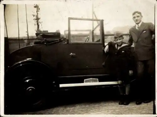 Foto Mann und Junge neben einem Automobil