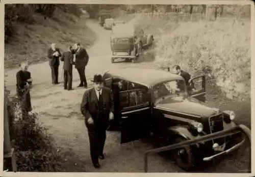 Foto Mehrere Autos auf einer Straße, Männer