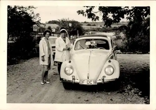 Foto Frauen neben einem VW Käfer, OF DC 18