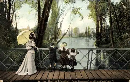 Ak Paris XII Bois de Vincennes, Lac Daumesnil, petit pont de l'Ile, Frau mit Sonnenschirm, Kinder