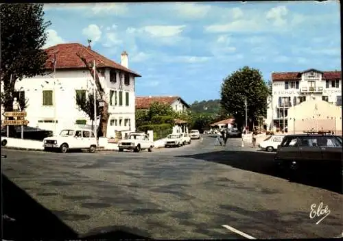 Ak Ascain Pyrénées Atlantiques, Place du Village avec le Fronton