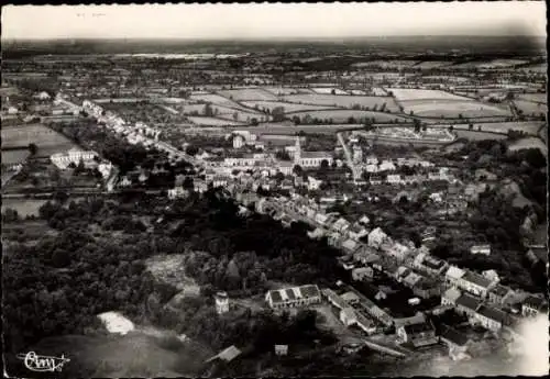 Ak Bézenet Allier, Luftbild, Hauptstraße, Gesamtansicht