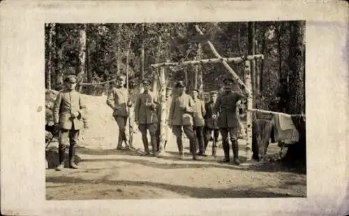 Foto Ak Deutsche Soldaten in Uniformen im Waldlager