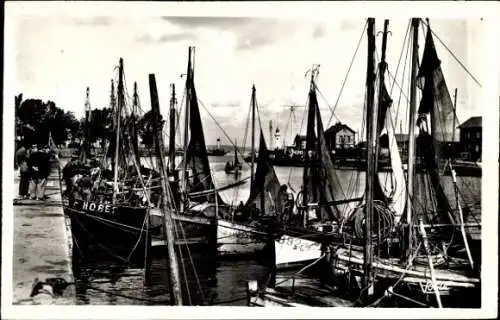 Ak Honfleur Calvados, Bateaux de peche au port