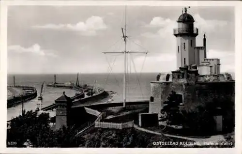 Ak Kołobrzeg Kolberg Pommern, Hafeneinfahrt mit Lotsenstation, Leuchtturm