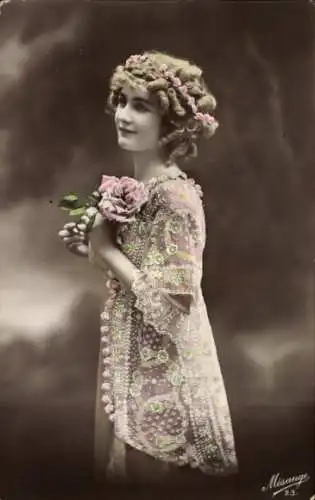 Ak Portrait einer jungen Frau, Kleid, Blumen, Blumenkranz
