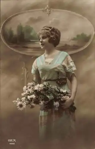 Ak Frau mit Blumenstrauß, Portrait