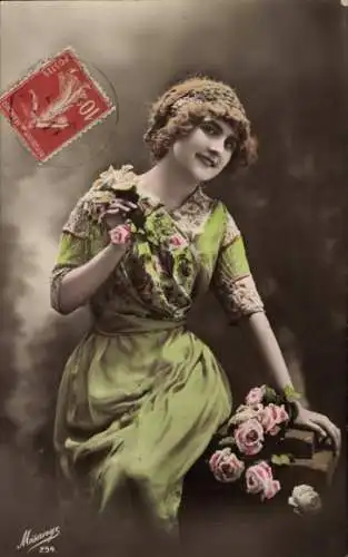 Ak Frau mit Blumenstrauß, Rosen, Korb, Portrait
