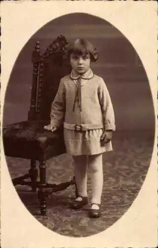 Foto Ak Mädchen-Portrait, Stuhl, Kindportrait