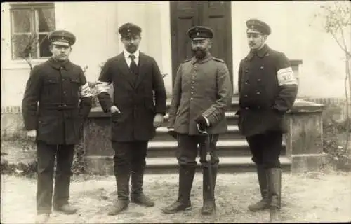 Foto Ak Soldaten in Uniformen, Kriegsgefangene ?