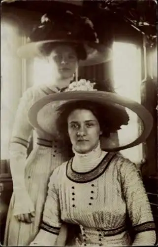 Foto Ak Zwei Frauen mit Hüten in einem Eisenbahnabteil, Portrait um 1910, Marie und Amelie Zimmerlin