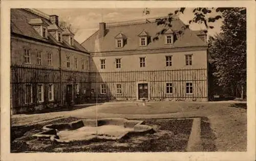 Ak Piskowitz bei Kamenz Nebelschütz Oberlausitz, Genesungsheim, Frauenabteilung, Brunnen