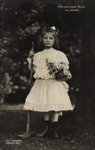 Ak Prinzessin Alix von Sachsen, Standportrait, Blumen, Harke