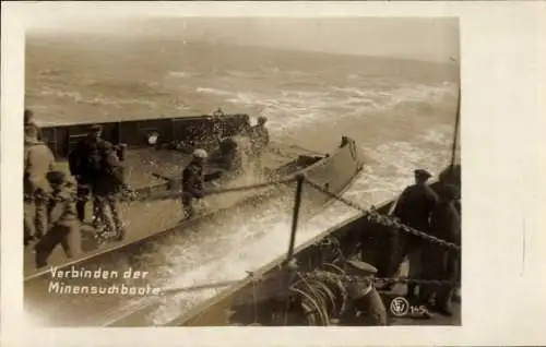 Foto Ak Deutsches Kriegsschiff, Verbinden von Minensuchbooten