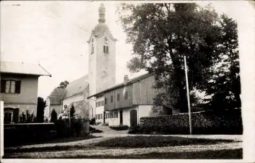 Foto Ak Reichersbeuern in Oberbayern, Straßenpartie mit Kirche