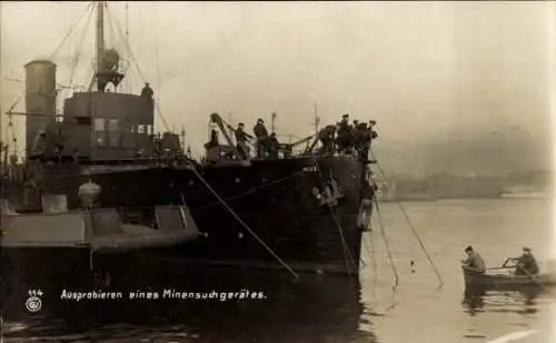 Foto Ak Deutsches Kriegsschiff, Ausprobieren eines Minensuchgerätes
