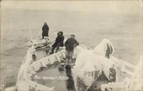 Foto Ak Deutsches Kriegsschiff, Seeleute, bei starker Kälte