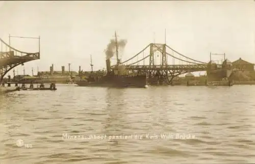 Foto Ak Deutsches Kriegsschiff, Minensuchboot passiert die Kaiser Wilhelm Brücke