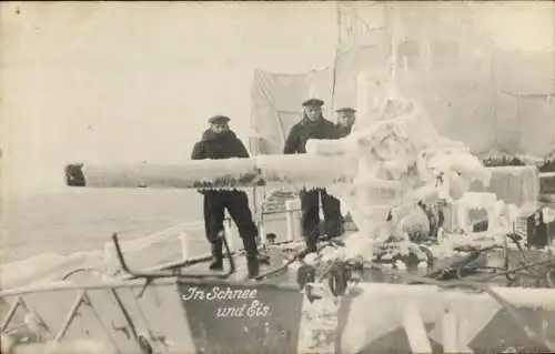 Foto Ak Deutsches Kriegsschiff, Seeleute, vereistes Geschütz