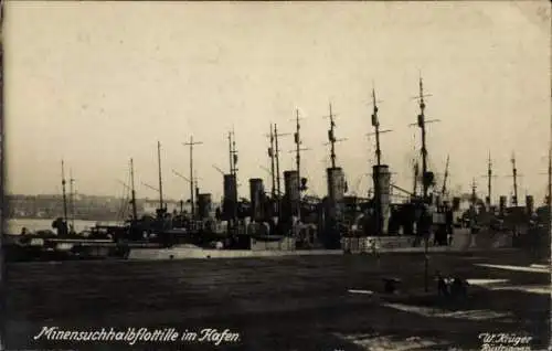 Foto Ak Deutsches Kriegsschiff, Minensuchhalbflottille im Hafen